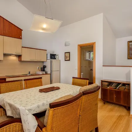 Feriehus 2 Bedroom In Njivice